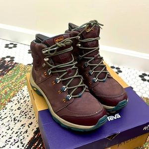 Women’s waterproof hiking boots. Ahnu by Teva Montara III Boot. Size:10